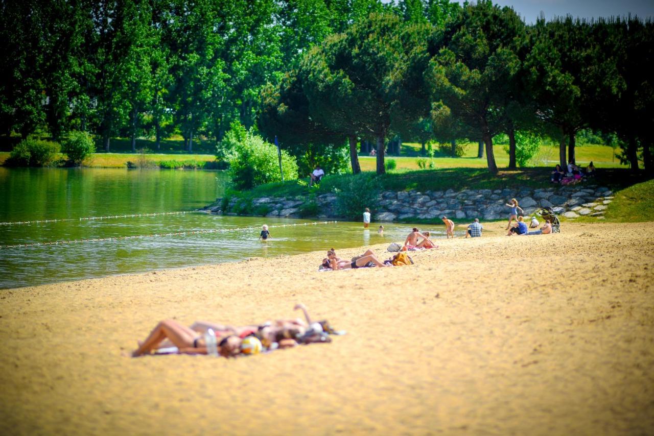 Camping Du Plan D'Eau **** Hotel Saint-Yrieix-sur-Charente Ngoại thất bức ảnh